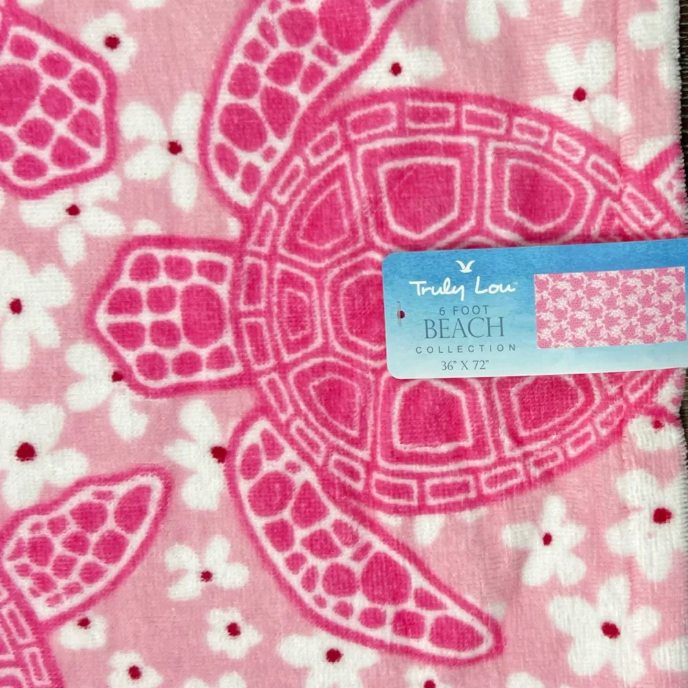 Truly Lou - ‘Pink Turtles’  Beach Towel. NWT Firm!